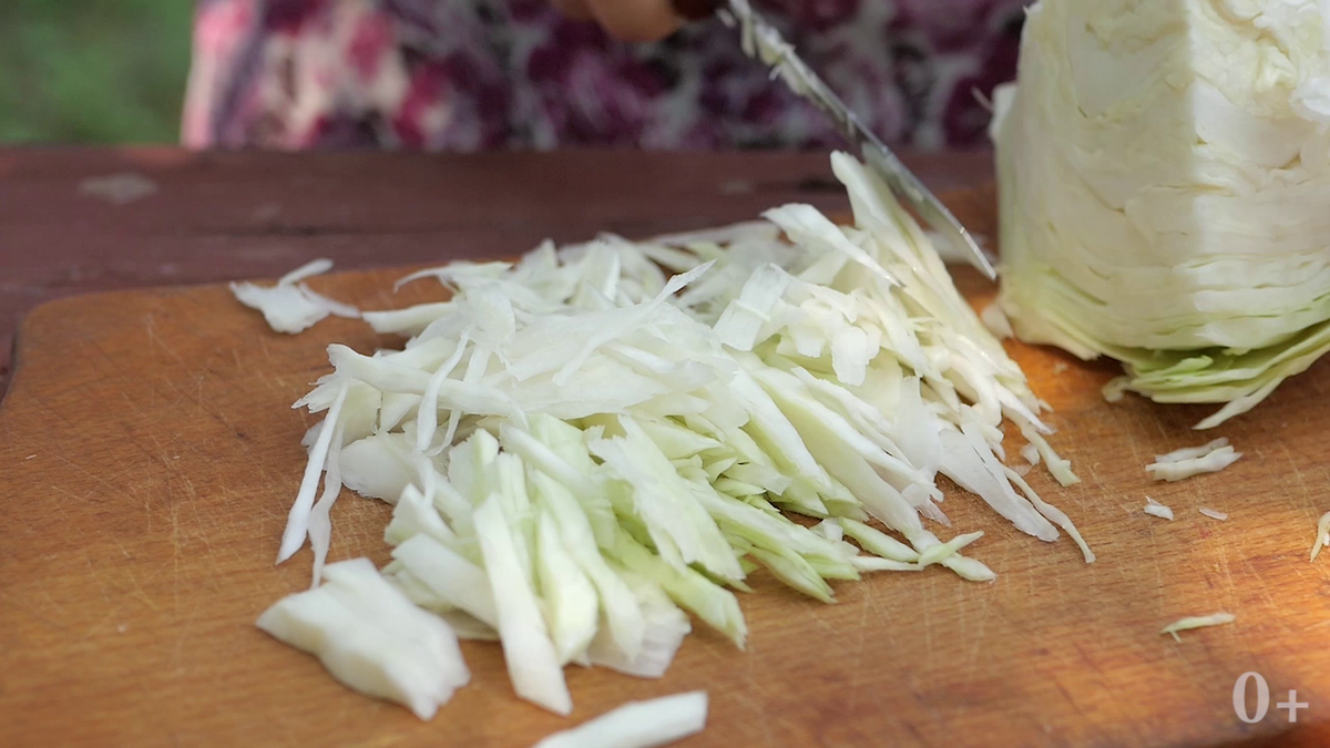 12 потрясающих салатов из огурцов и капусты на зиму