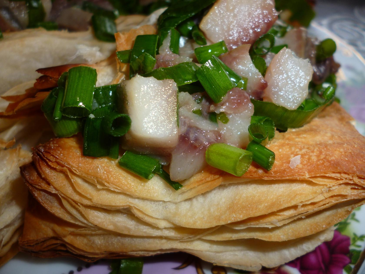     Блюдо готовится легко, если есть готовое слоеное тесто. Я использую покупное, если нужно что-то приготовить быстро и вкусно