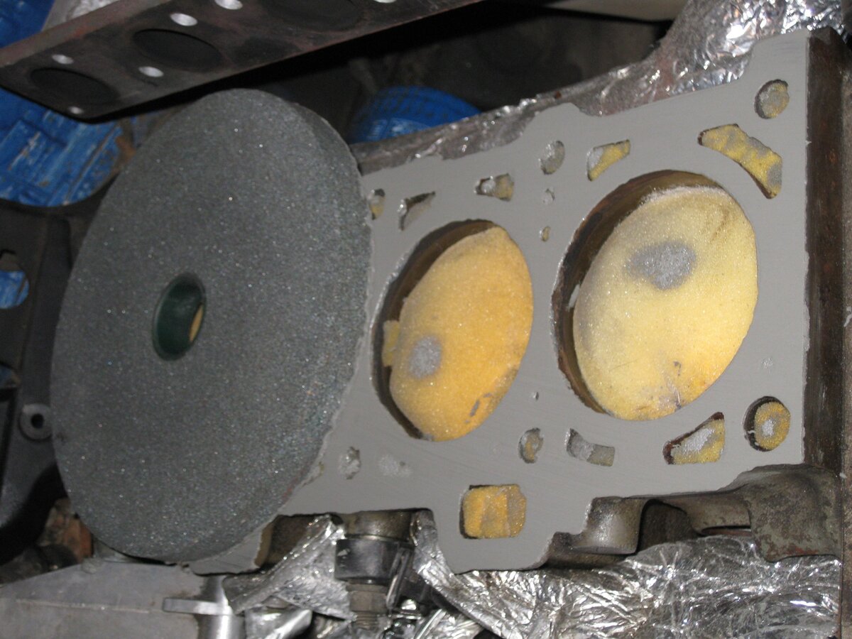 Так выглядит процесс шлифовки кругом