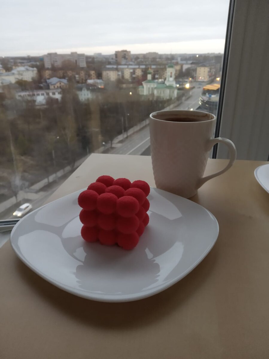 Панорамный балкон, хороший кофе и вкусное пирожное- отличное начало вечера в Вологде. Мое фото.