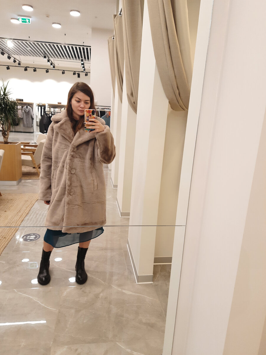 Розовый вариант шубки из эко-меха. Застёгнутый наглухо