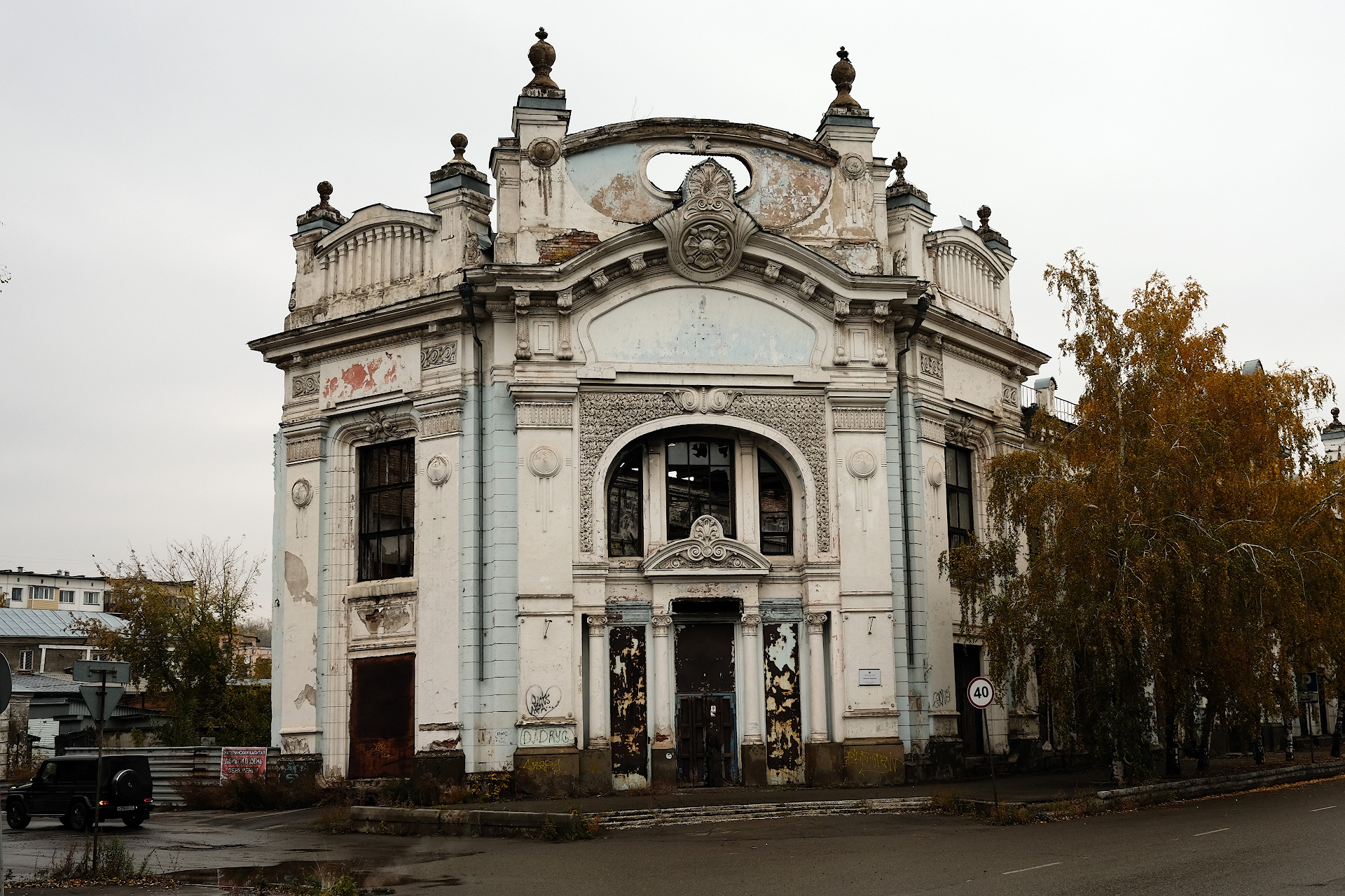 Уникальный архитектурный шедевр в Бийске. Руины исторического наследия России0