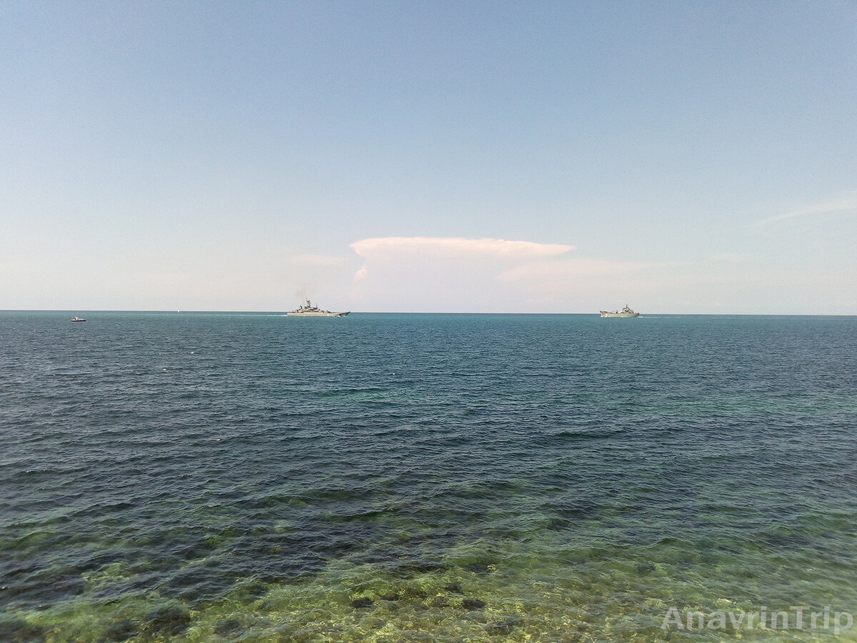 Море в районе Севастополя (Республика Крым). На вид прозрачное,  все водоросли на дне видно.