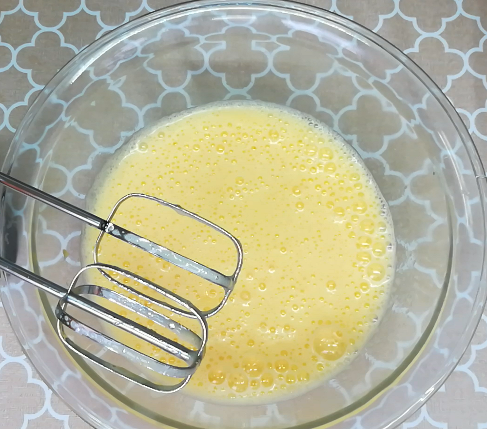 Взбитые яйца с щепоткой соли, затем с сахарной пудрой