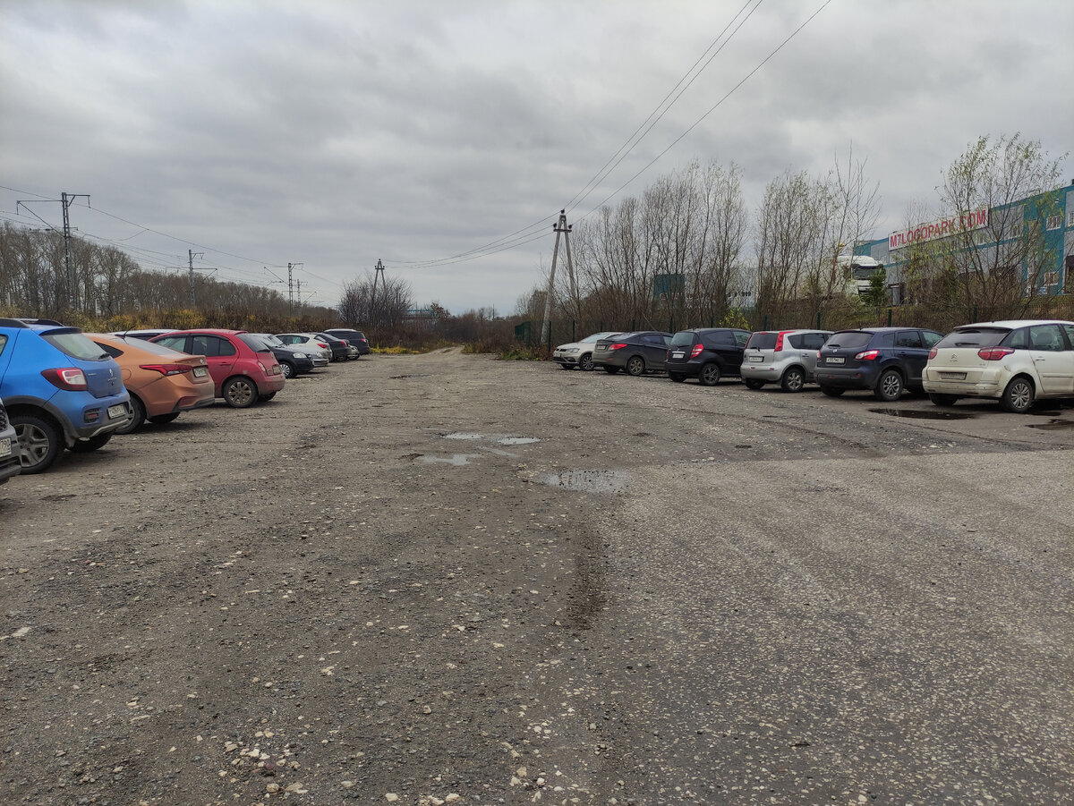 Парковка желающих отправиться к церкви.