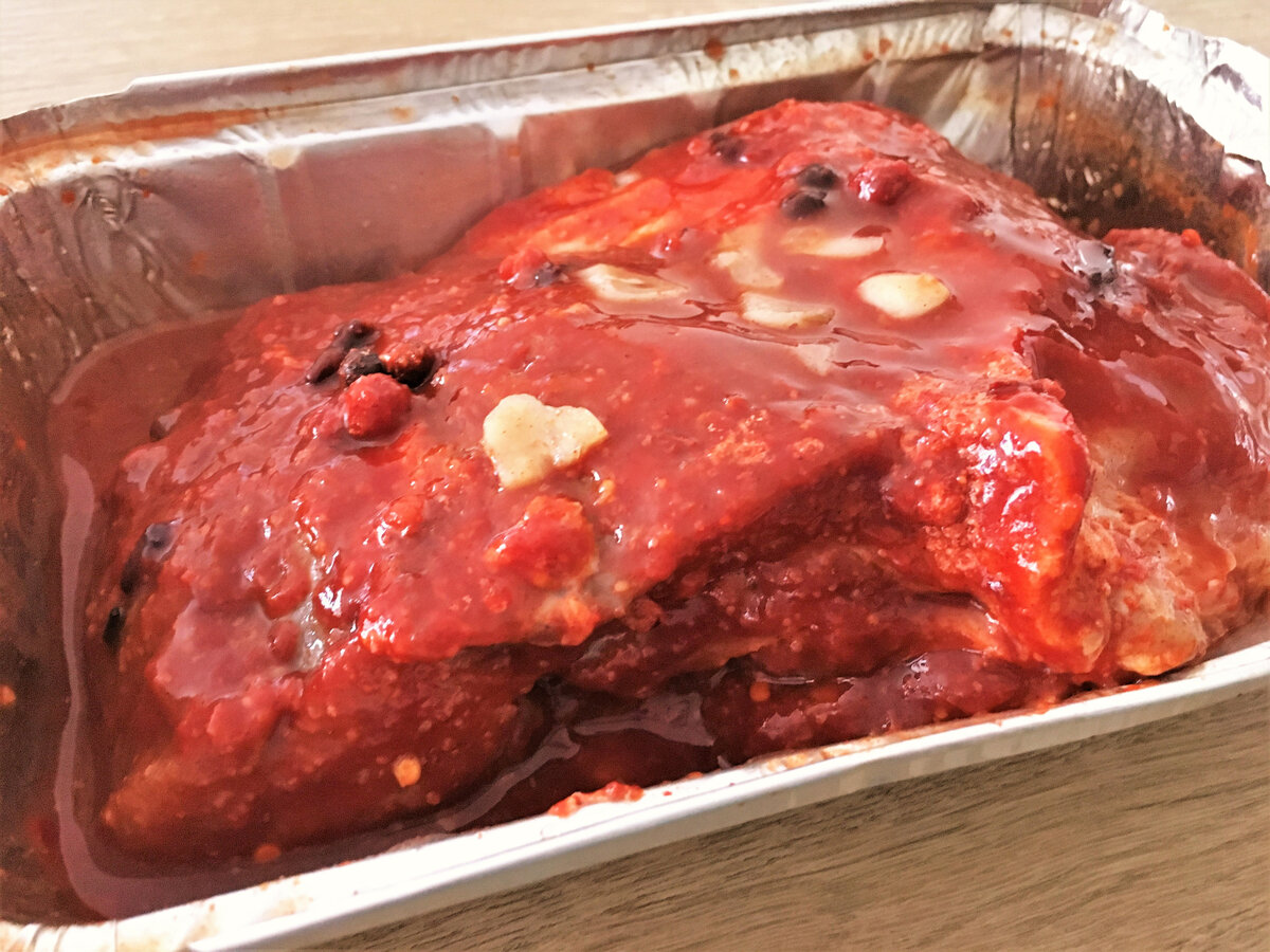 Мясо запеченное в маринаде из черной смородины, рецепт ниже. Смородину для этого соуса я замораживаю летом. Запекаю в одноразовой форме, которую после приготовления выбрасываю