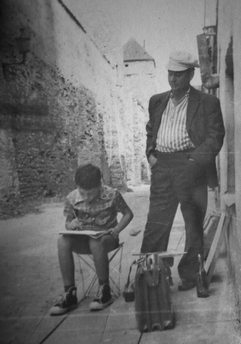 Владислав Несынов и его отец, Иван Иванович Несынов на городском пленэре(архитектура) в г. Таллин, Эстония, 1973 год