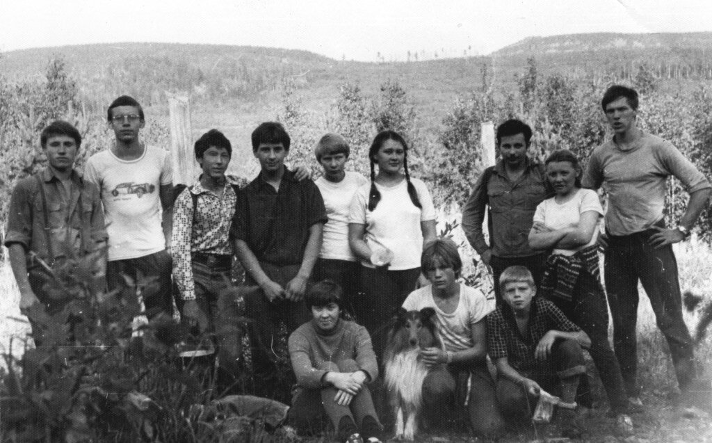 Волейбольная команда в походе. Евгений Цурихин справа, Наталия - в центре (две косички)