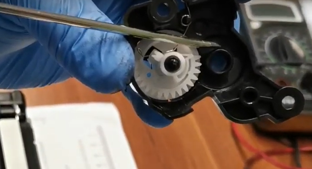 Затем прокручиваем шестерню-флажок на крышке картриджа по часовой стрелке до такого положения как показано на рисунке.