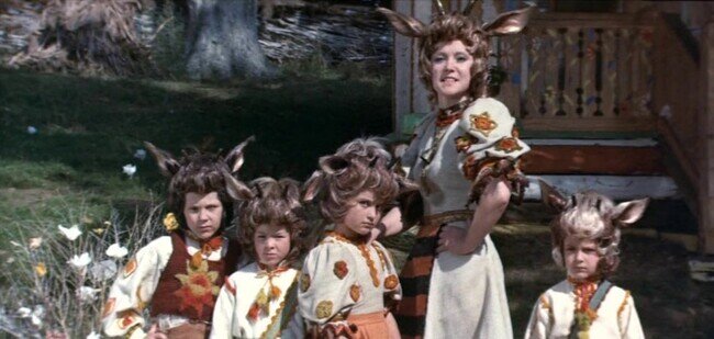  Мама-коза со своими детьми-козлятами