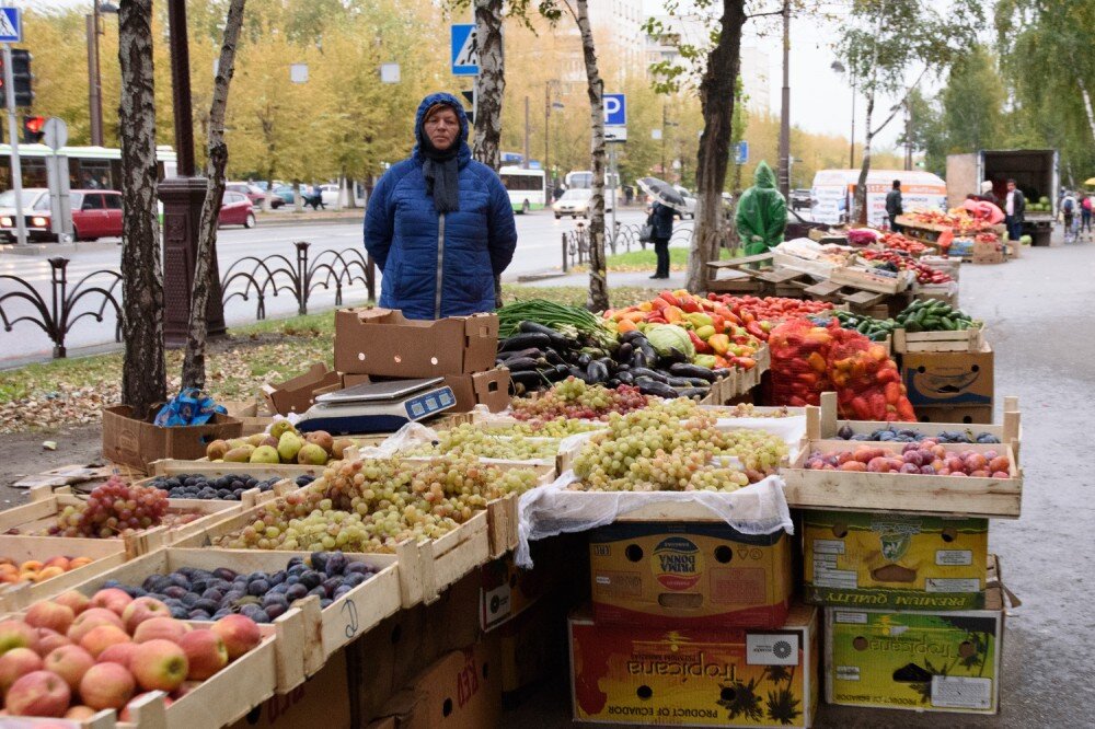 Можно в регионе. Уличная торговля фруктами. Торговля овощами на улице. Торговля фруктами и овощами на улице. Рынок на улице.