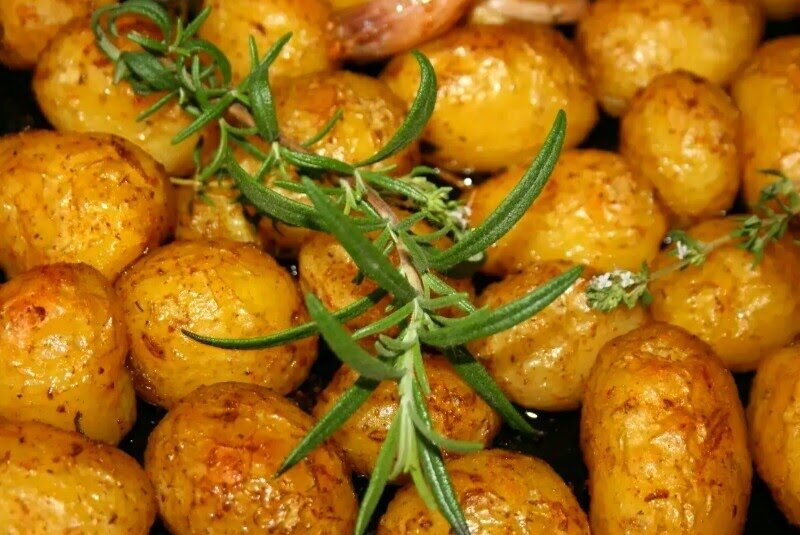 Молодая картошка в духовке рецепт с кожурой. Сколько печь картошку в духовке целиком.