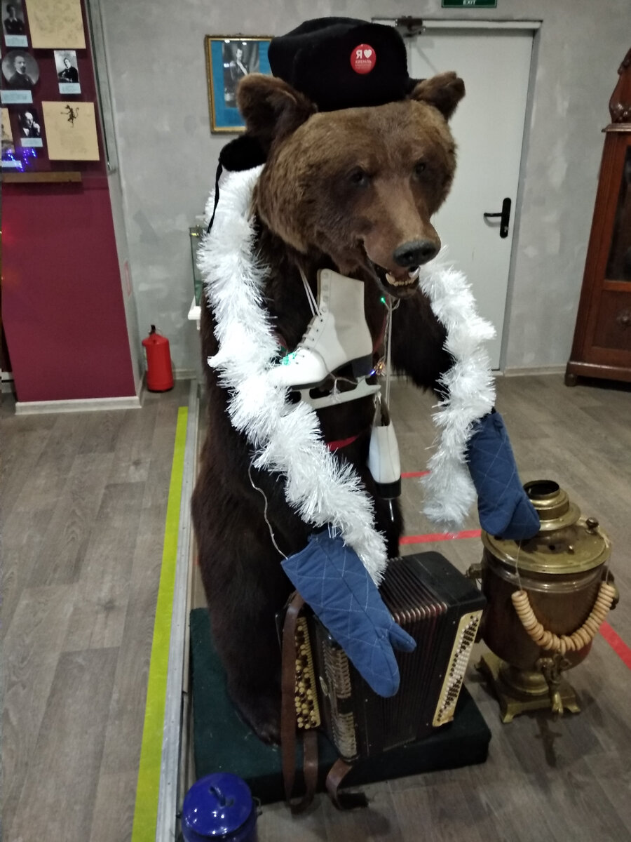 Медведь встречает гостей на входе в Музей водки. Посетителей вытрезвителя вряд ли будут встречать так радушно)))