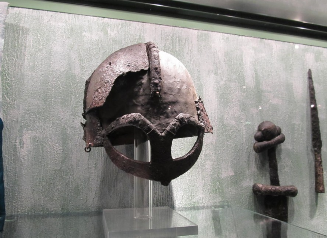 Шлем викинга, найденный в 1943 году. Фото из открытого источника в Яндексе.