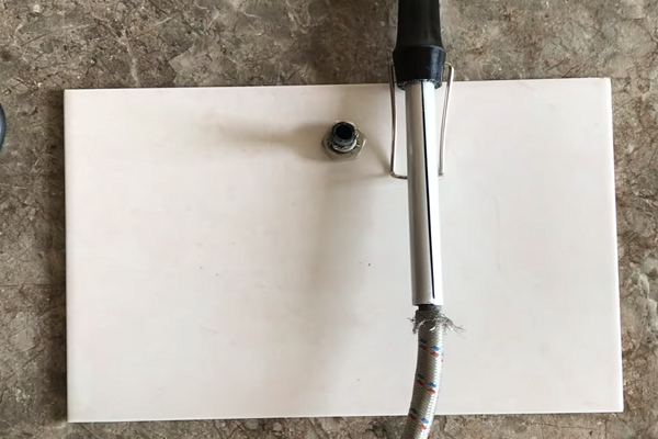 Разогреваю один конец в щипцах