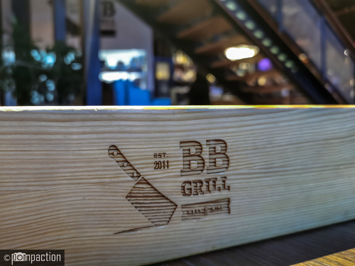 Судя по деревянной доске, BB Grill был основан в 2011 году
