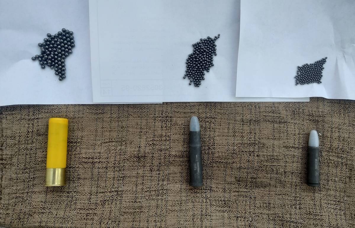 слева на право: 12 калибр, 9,6/53 Ланкастер, 366 ткм