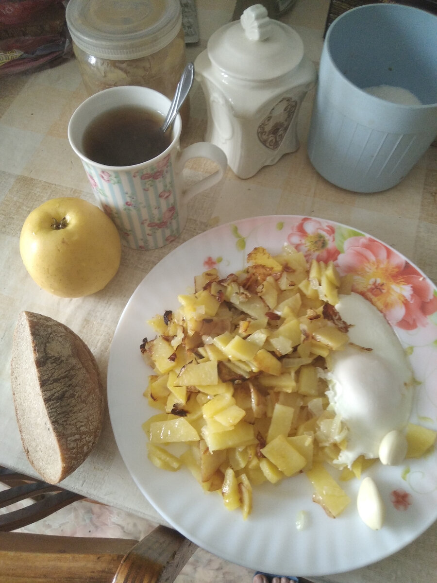 Жареный картофель с чесноком и яйцом на ужин. Обед пропустила