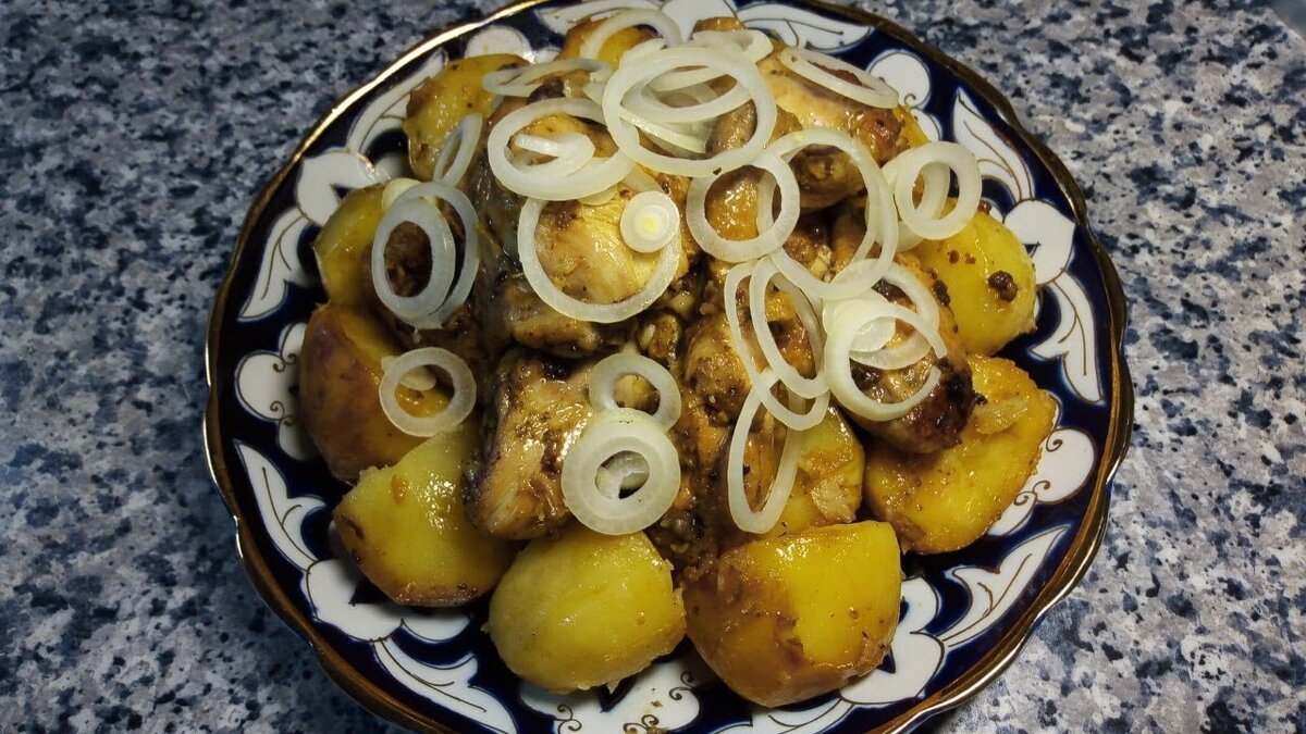 Ингредиенты: куриное мясо - 900 гр.
картофель - 900 гр.
вода - 100 мл.
масло для жарки
Специи:
чеснок - 4 зубчика
паприка - 1 ч.л.
кумин - 1 ч.л.
кориандр - 1 ч.л.
соль по вкусу

1.Картофель крупно нарезать, посолить.
2.В мясо добавить все специи, перемешать.
3.В казане разогреть масло.
4.Обжарить картофель до золотистой корочки. Вынуть шумовкой.
5.Затем обжарить мясо до золотистой корочки. Вынуть.
6.Из казана убрать масло, оставить немного.
7.Выложить на дно мясо, сверху картофель. Налить воду.
8.Готовить под закрытой крышкой на медленном огне 60 минут.