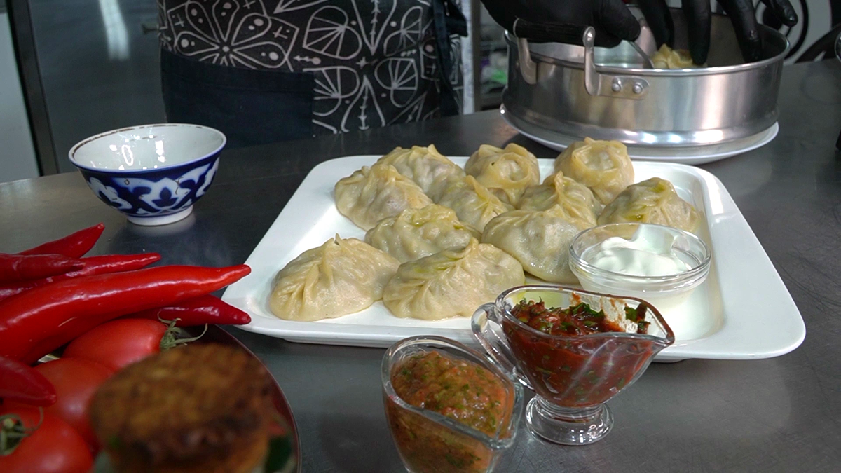 Манты одно из самых популярных блюд которое готовят в Узбекистане.