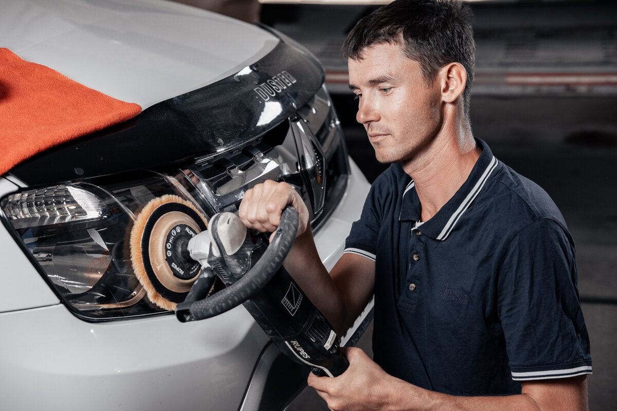 Есть некоторые фары, на которые продаются ремонтные комплекты кронштейнов. Но таких фар очень мало осталось, так как сейчас производители заинтересованы в том, чтобы целиком продавать узел. 
Раньше можно было отдельно на фару купить дешёвые кронштейны, которые делали сами же производители, поменять их, закрутить винты. Сейчас производители стремятся делать одноразовые кронштейны. 💰 Мы их можем запаять, если есть такая возможность и тем самым экономим человеку большую сумму денег.

⚡️ Если фара треснула, нужно НЕЗАМЕДЛИТЕЛЬНО обратиться на станцию для ее ремонта. Грязь, пыль и мертвые насекомые легко могут попасть в фару и покрытие (которое на отражателе) тускнеет, так что ее приходится выкидывать, полноценно она уже не будет работать.
Если нет финансов треснувшую фару можно заклеить скотчем на время, чтобы предотвратить попадание грязи. 🩹

Помутнение наружного стекла. 🪟
Фары сделаны как правило из поликарбоната. Если дефект не значительный, мы полируем. Внешний вид 👍 и чуть-чуть лучше светит. Если фары старые, пожелтевшие, то мы их матируем, понижаем риску, вышкуриваем и покрываем лаком, даём фарам вторую жизнь.
Не забывайте про подкрылки! Грязь летит - страдают оптика и контакты, это важно.❗️

Колхозный тюнинг. 🤘🏼
Автовладельцы начинают вставлять китайские ксеноны, внештатные лампочки с блоками - ничего хорошего!
Такие лампочки встают туго, не плотно, нагревают отражающий элемент, он начинает плавиться и фара приходит в негодность. Все таки производители, когда конструируют узел фары, закладывают определенные мощности, с какими лампочками будут работать. Так как китайцы могут написать одно, а по факту другое, человек попадает на фару, а это не малые деньги. Только штатные лампочки! Самое страшное последствие - это возгорание автомобиля!
Полно хороших производителей лампочек Philips, Osram, Valio, Hella, Narva, Bosch.

Так же нужно следить за резиновыми уплотнительными кольцами/заглушками. Они препятствуют попаданию грязи, некоторые при смене лампочек не плотно их закрывают, что приводит к попаданию грязи/пыли/мусора, а это значит фара приходит в негодность!