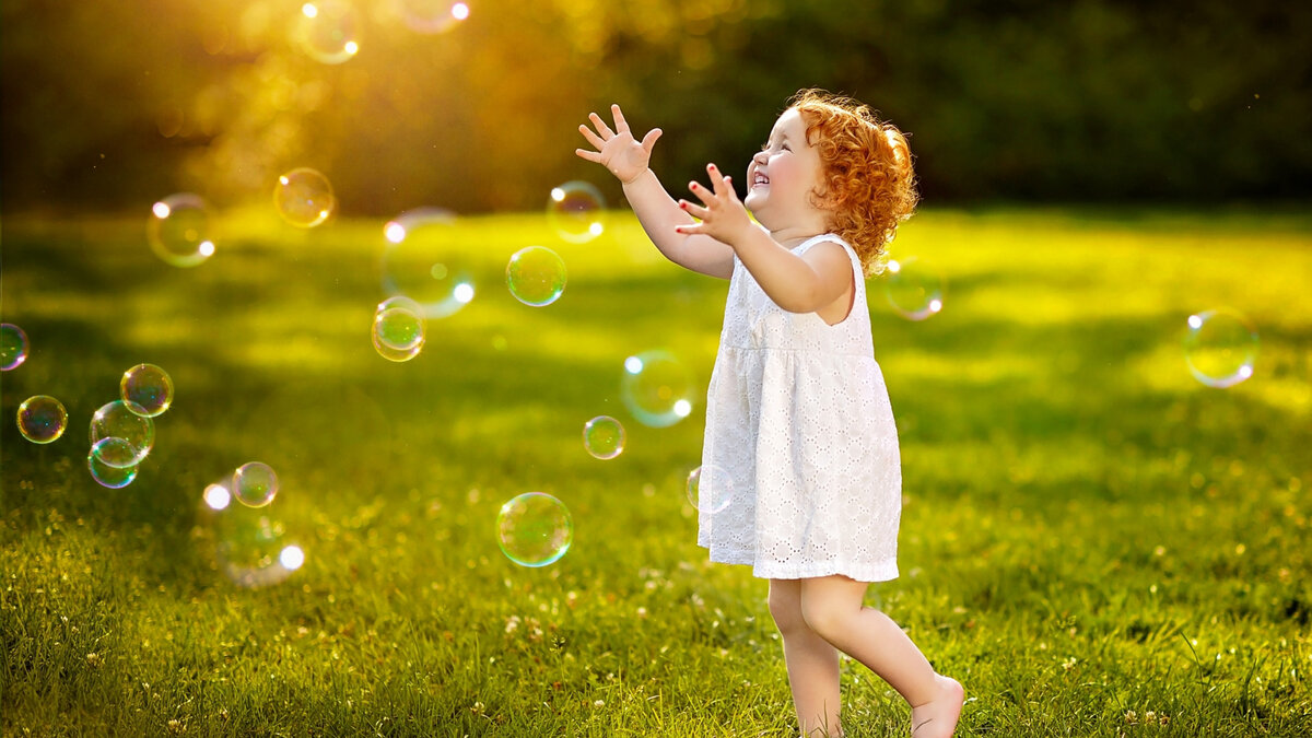 Что такое  радость? Что радует меня? Но  скорее хочу рассказать о том, чему я хочу научиться в отношении радости. Может, кому-то мой пост покажется несколько философским. 
   ❓ Задуматься над вопросом о радости меня побудила моя любовь к чтению. Я заметила, что есть люди, которые даже в самых неблагоприятных условиях могут сохранять на лице искреннюю улыбку, излучать внутреннюю силу и спокойствие. Знаю  несколько таких людей  лично.

Тогда я стала понимать, что радость - это  не что -то мгновенное, а постоянное, глубокое и очень сильное качество.

😞Мне хотелось понять, почему я так не могу, что со мной не так? Моя радость зависела от обстоятельств, каких-то сиюминутных вещей.

       Знаете, что я нашла в одном  источнике?

⚡Оказывается, радость не врожденное чувство и не появляется автоматически, точно так же и любовь и самообладание. Всему этому человеку нужно научиться.

Научившись испытывать подлинную радость, по-настоящему любить и уметь владеть собой, возможно даже самые сильные бури бедствий переносить как маленький порыв ветра.

       Мне на ум пришел пример  со свечой. Если зажженную свечу поставить на открытое пространство, то ветер сразу же ее потушит, а если поставить ее в прозрачный сосуд, то ветру придется потрудиться.

Точно также и с радостью, если она будет глубоко в сердце, то внешним переживаниям будет нелегко ее затушить.
Главное, зажечь эту свечу радости в своем сердце и постоянно поддерживать ее пламя.

   Если чуть подытожить, то радость - это глубинное чувство. Радостный человек счастлив независимо от того в каких обстоятельствах он находится, благоприятных или нет. Его может что-то тревожить, но при этом он не теряет радость в сердце. Благодаря этому он очень быстро восстанавливает жизненное равновесие.

   🔥 Для себя я нашла четыре основных способа как развить в себе подлинную радость, которые потихоньку внедряю в свою жизнь.

1. Нужно понять, что вообще в принципе лишает людей радости. Это очевидно: лень, жадность, зависть и гнев. Эти качества не дают  ощущения покоя, удовлетворенности, разрушают дружбу и вредят здоровью.

2. Конечно, вторым способом логично, что нужно искоренить все вышеупомянутые качества, но тогда нужно быть совершенным, а это никому из нас не под силу.

Все же, стоит добавить в свою жизнь больше полезных качеств: не сравнивать себя с другими, больше заниматься полезной деятельностью, искренне прощать и быть добрее. Свеча радости в сердце будет гореть ярче. 

3.Нужно быть благодарными. Непросто иметь привычку говорить спасибо, а уметь радоваться мелочам.Красивому закату, морозному солнечному утру, игре котенка, пению птиц и т.д.

4.Ценить жизнь.Ведь если мы живём, мы можем что то делать, а если нет, то уже ничто не имеет смысла. Хочу научиться каждый миг жизни использовать с пользой для себя и других.

‼Какие еще способы для развития радости можете добавить в мою копилочку?
Пожалуйста поделитесь ими  в комментариях. 

