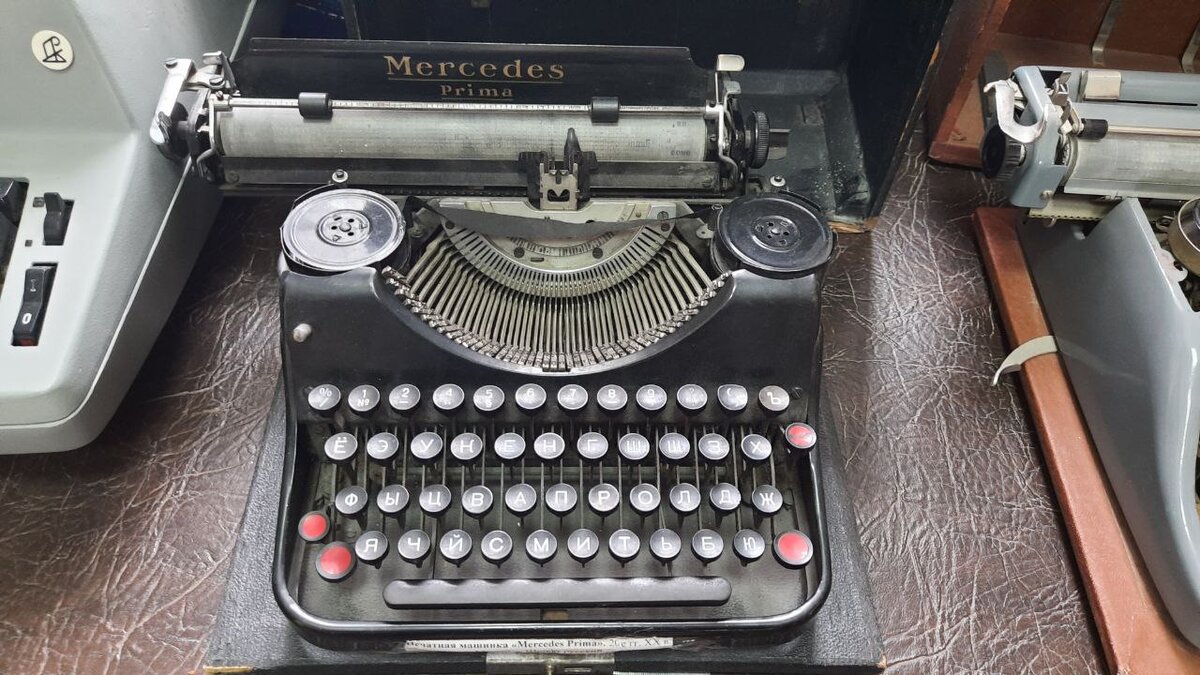 Пишущая машинка Mercedes Prima в музее физики ТПУ (Томск)
