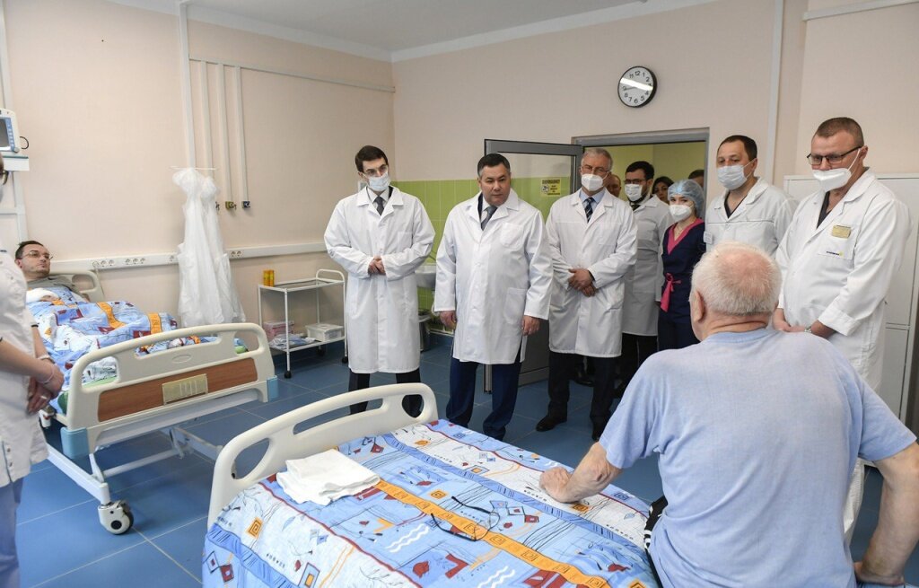 В Твери Игорь Руденя и полпред Игорь Щёголев навестили в ОКБ пострадавших от пожара в НИИ ВКО