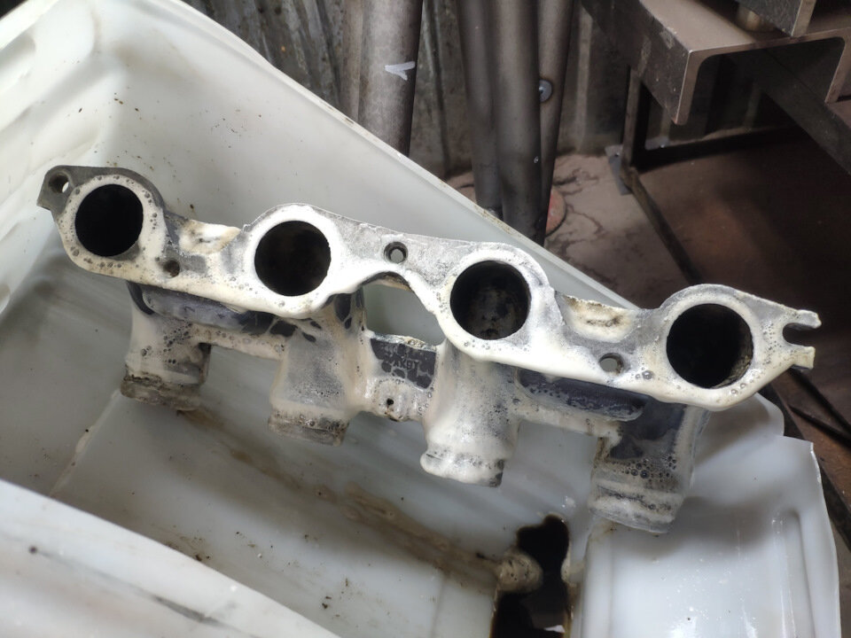 Скажу что и правда очень хорошо отмывает но едкий, и понял для себя что долго держать не нужно т.к азелит покрывается после высыхания белой пленкой и потом не бенз не растворитель не могут эту плёнку убрать. Эту проблему решил горячей водой под напором,

