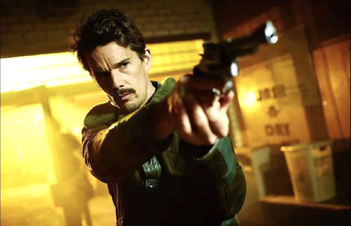 Такое впечатление, что со времен "Тренировочного дня" (2001) Итан Хоук ни грамма не постарел.  Даже с усами. 