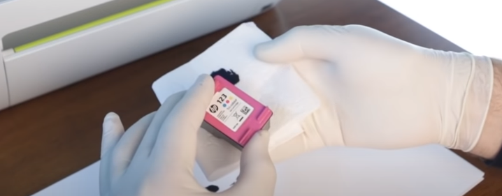 Промокнуть картридж на салфетке, чтобы убрать излишки чернил