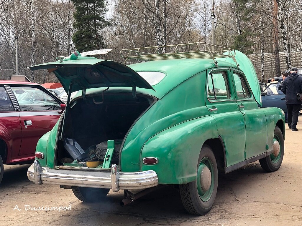 и в багажник. Из выхлопной трубы сизый дымок