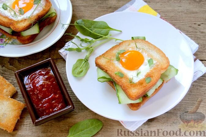 хлеб, яйца, огурцы свежие, соль, перец чёрный молотый, масло растительное, зелень, кетчуп