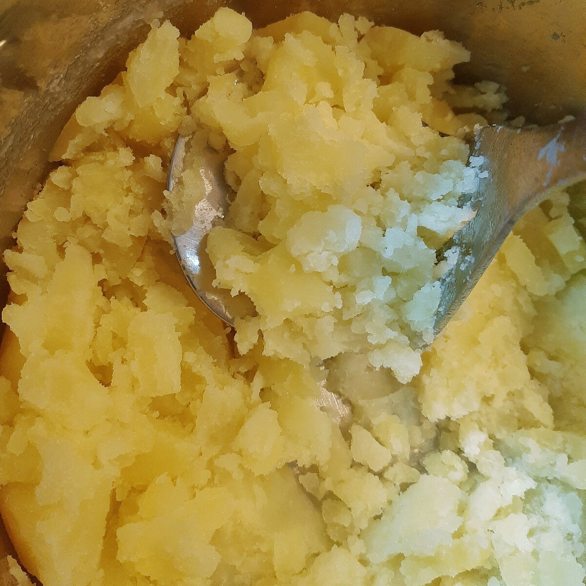 Отвариваем и разминаем горячий картофель в пюре