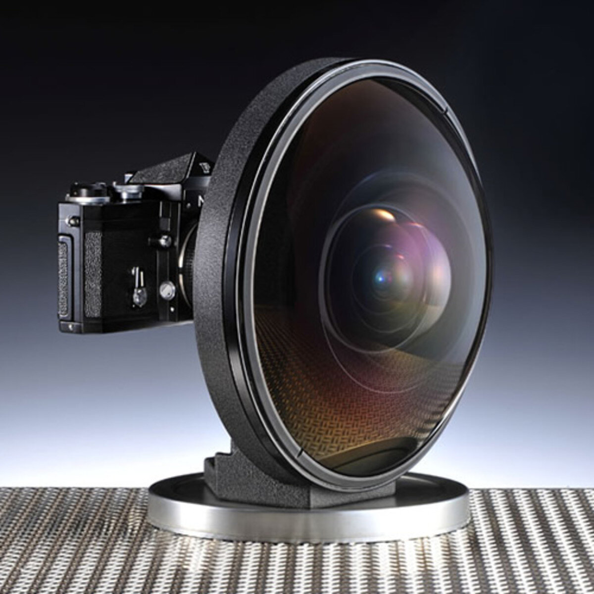 выбирая объектив  думайте  ,а  нужны ли вам его  свойства ?