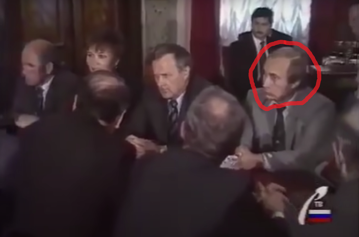 Репортаж от августа 1991 года: смирненький Путин сидит по левую руку от своего босса Анатолия Собчака