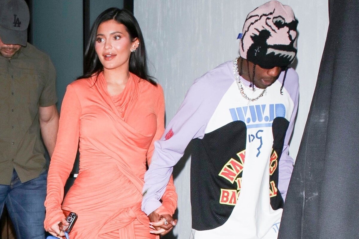     Стройнит и смотрится не вызывающе: Кайли Дженнер вышла в свет в самом элегантном мини-платье