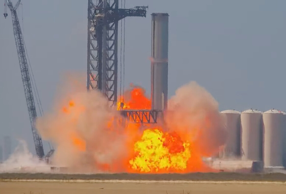  Момент взрыва газоообразного метана во время испытаний прототипа B7, кадр из видео NASA Spaceflight