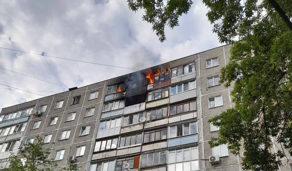    В Ленинском районе загорелись балконы жилого девятиэтажного дома Пресс-релиз