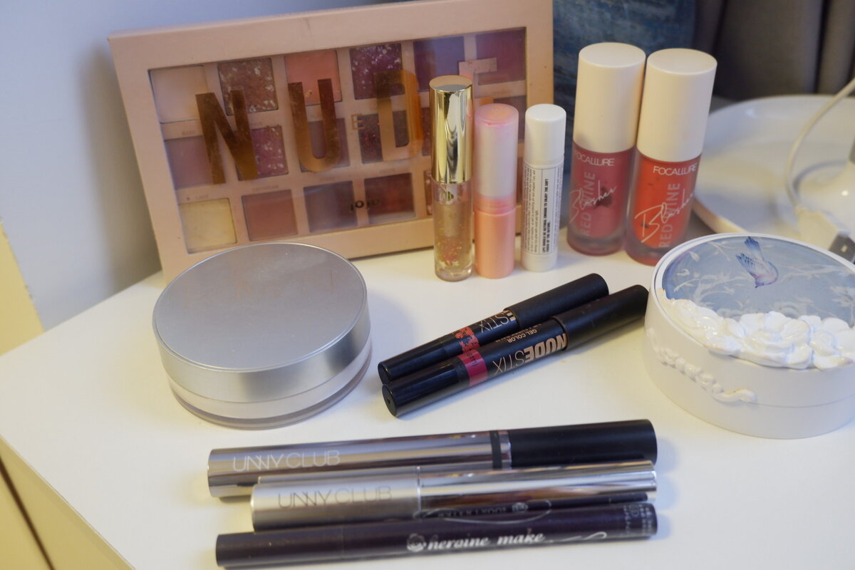 В основном,  конечно,  китайские бренды косметики