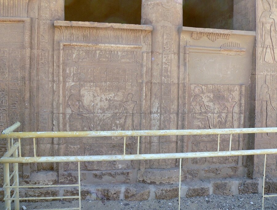 Фасад гробницы