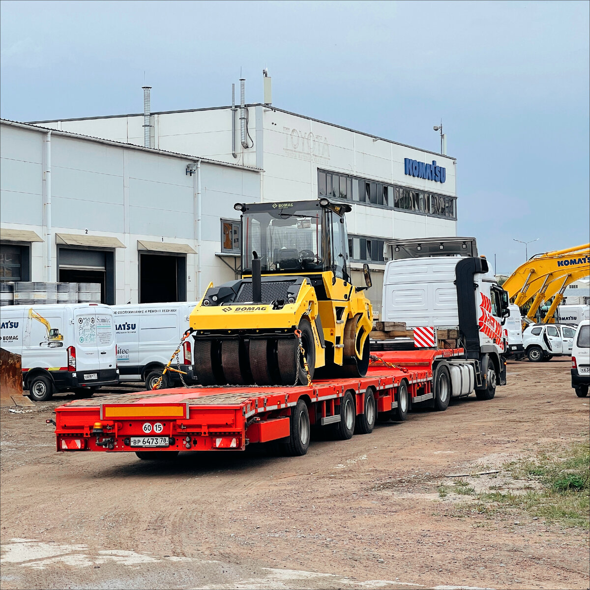 Каток Bomag на сцепке компании АСТ Плюс