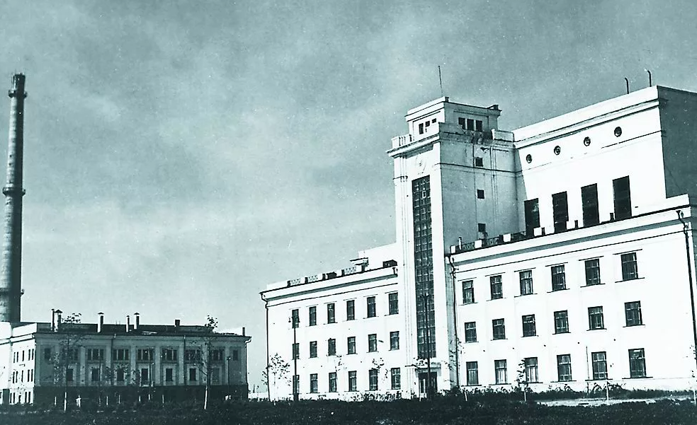 Первая атомная электростанция в какой стране. 1954 Первая в мире атомная электростанция г Обнинск. Первая АЭС В Обнинске 1954. Первая атомная электростанция в Обнинске. Обнинская АЭС реактор 1954.