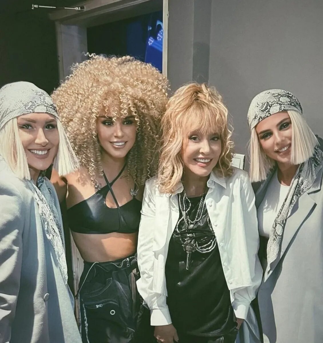 Zivert (вторая слева) и Алла Пугачева. Фото: @_zivert | Instagram*