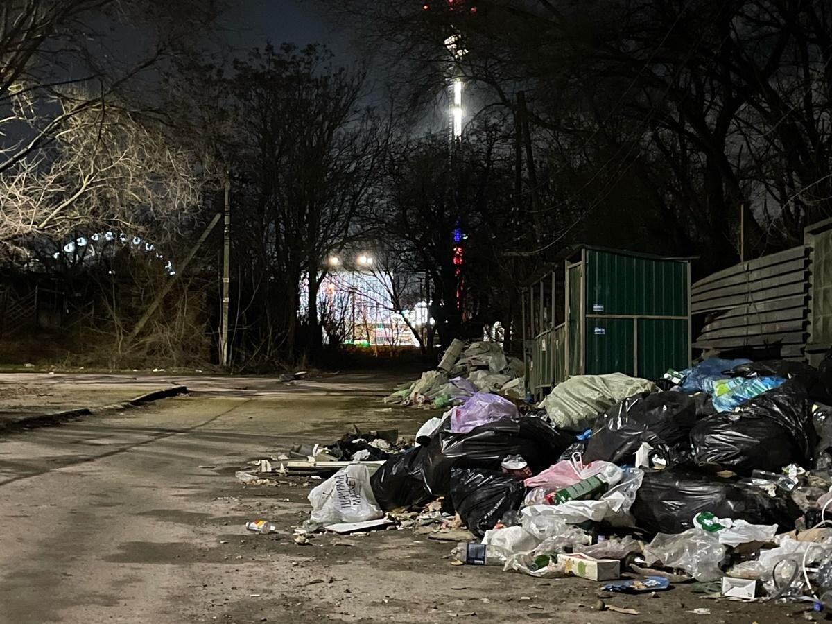 Гуманитарная помощь в ростове на свалке. Гуманитарная помощь в ростове на свалке. Мусорки. Гуманитарная помощь в ростове на свалке. Украинскую машину закидали мусором.