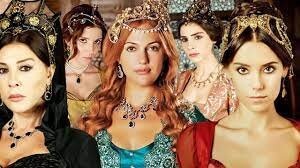 Турецкие сериалы давно покорили сердца зрителей своим размахом и интригующим сюжетом. Но один из них набрал такую популярность, что стал неугасающей звездой турецкой ТВ-индустрии. Конечно же, речь идет о многосерийной драме «Великолепный век».