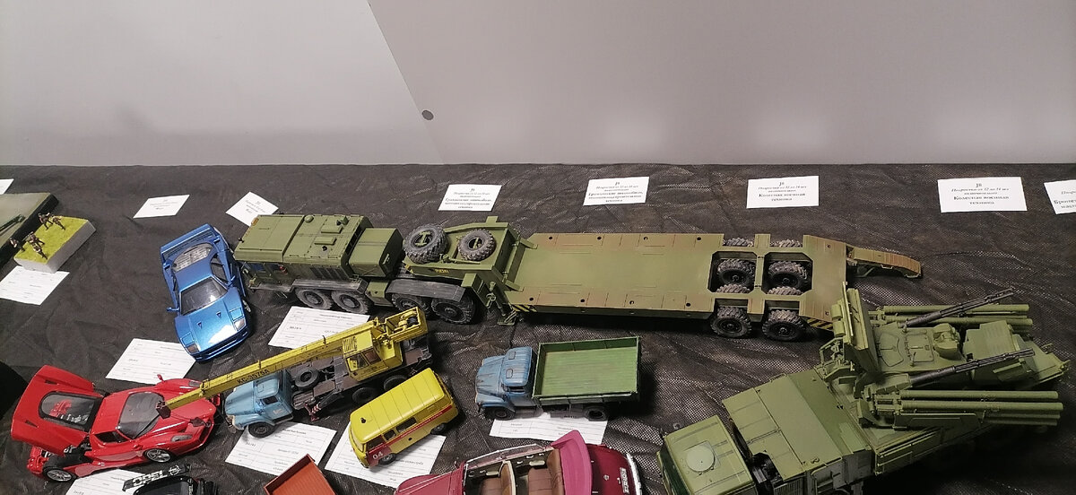 Живой пример: Русич, Камаз, Зилки, Уазик, Феррари. Все модели разных масштабов и все в одном месте.