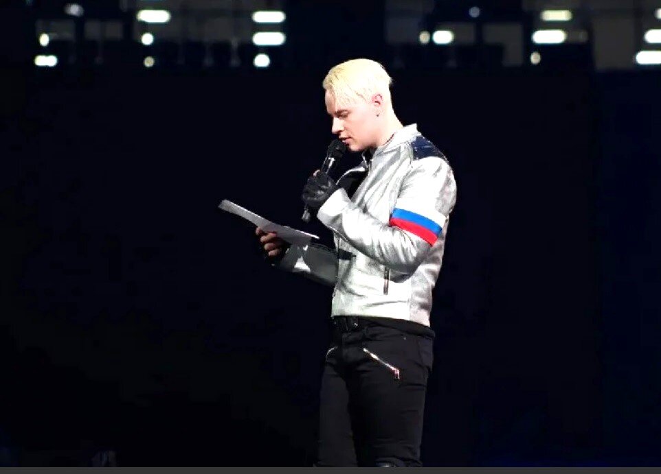 Ярослав Дронов читает письмо от своего юного поклонника