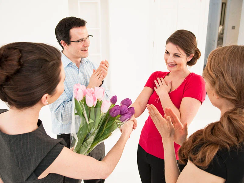 Подарочный набор для женщины. Подарок коллеге женщине. Оригинальные подарки на 8 марта. Подарок женщине работа. Подарок на 8 марта.