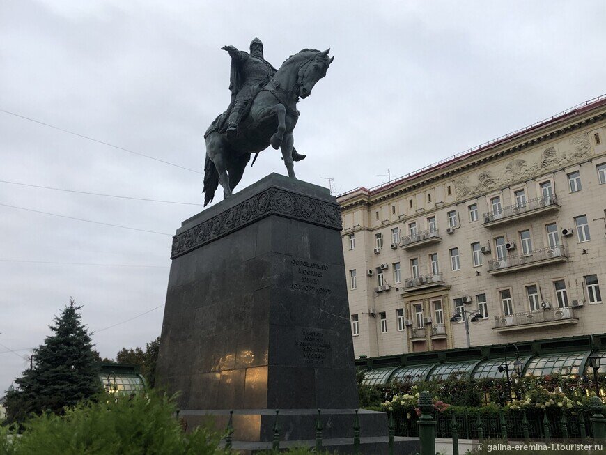 Улица долгорукого. Тверская улица памятник долгорукому. памятник юрию долгорукому в москве. памятник основателю москвы юрию долгорукому. памятник отцам-основателям.